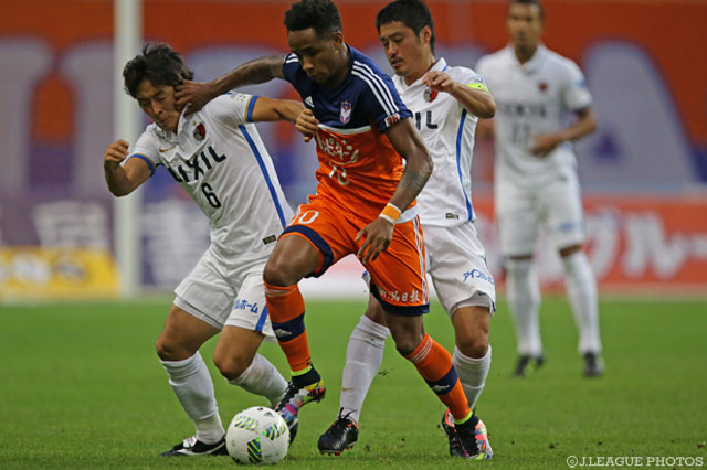 厳しいマークを受けるラファエル シルバ（新潟）【明治安田Ｊ１ 2nd 第13節 新潟vs鹿島】