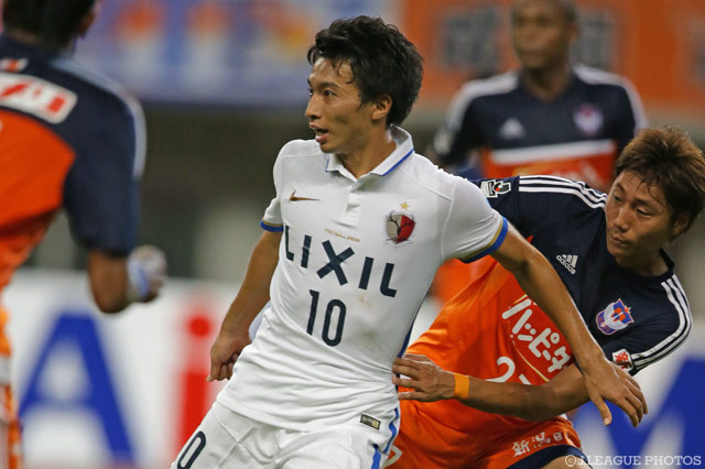 鮮やかな先制ゴールを決めた柴崎 岳（鹿島）【明治安田Ｊ１ 2nd 第13節 新潟vs鹿島】