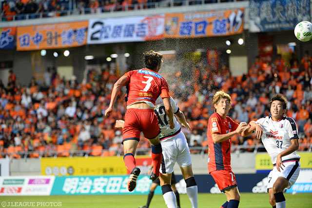 CKから同点ヘッドを押し込んだ大島 嵩弘（長野）【明治安田Ｊ３ 第23節 長野vsＣ大23】