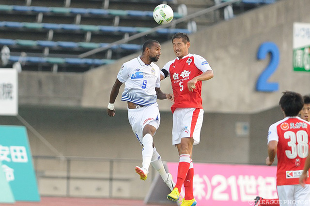 空中で競り合うディエゴ ローザ（山形）と植田 龍仁朗（熊本）【明治安田Ｊ２ 第33節 熊本vs山形】