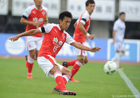 山形の攻撃を跳ね返す小谷 祐喜（熊本）【明治安田Ｊ２ 第33節 熊本vs山形】