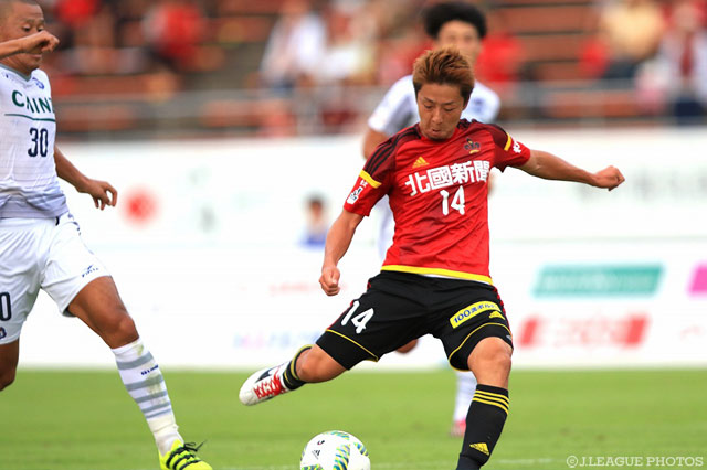 冷静にゴールに流し込み、今季4点目となるゴールを決めた金子 昌広（金沢）【明治安田Ｊ２ 第33節 金沢vs群馬】