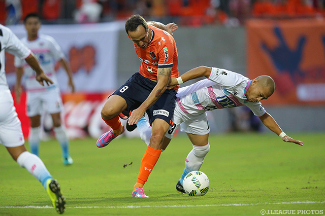 ドラガン ムルジャ（大宮）と競り合う吉田 豊（鳥栖）【明治安田Ｊ１ 2nd 第13節 大宮vs鳥栖】