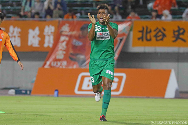 絶妙ループで先制点を決めたレオミネイロ（岐阜）【明治安田Ｊ２ 第33節 山口vs岐阜】