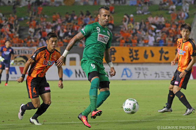 ループシュートで追加点を決めたエヴァンドロ（岐阜）【明治安田Ｊ２ 第33節 山口vs岐阜】