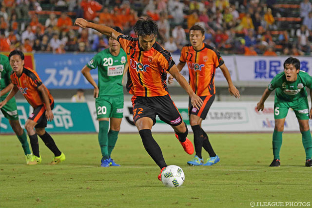 後半アディショナルタイムに１点差に詰め寄るPKを決めた中山 仁斗（山口）【明治安田Ｊ２ 第33節 山口vs岐阜】