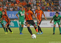 後半アディショナルタイムに１点差に詰め寄るPKを決めた中山 仁斗（山口）【明治安田Ｊ２ 第33節 山口vs岐阜】