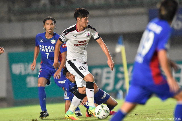 中盤で的確にピンチの芽を摘む山口 蛍（Ｃ大阪）【明治安田Ｊ２ 第33節 徳島vsＣ大阪】
