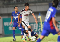 中盤で的確にピンチの芽を摘む山口 蛍（Ｃ大阪）【明治安田Ｊ２ 第33節 徳島vsＣ大阪】