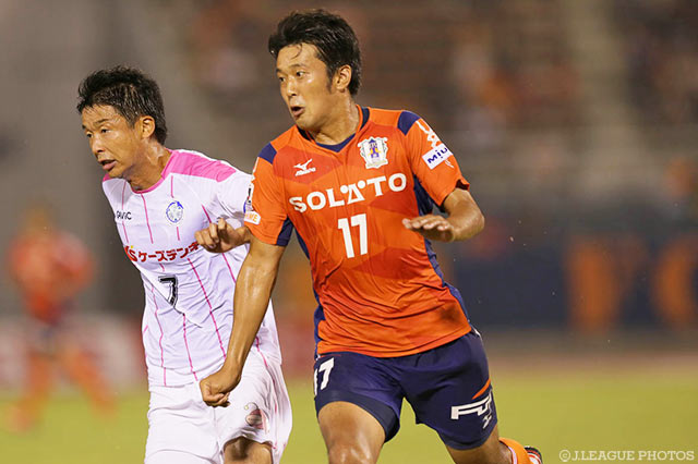 2試合連続ゴールとなる同点弾を押し込んだ阪野 豊史（愛媛）【明治安田Ｊ２ 第33節 愛媛vs水戸】