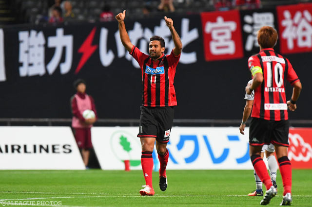 試合序盤の4分に早々と先制点を決めたヘイス（札幌）【明治安田Ｊ２ 第33節 札幌vs町田】