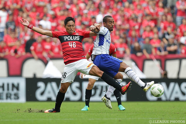 激しい球際の競り合いを見せる森脇 良太（浦和）とアデミウソン（Ｇ大阪）【明治安田Ｊ１ 2nd 第14節 浦和vsＧ大阪】