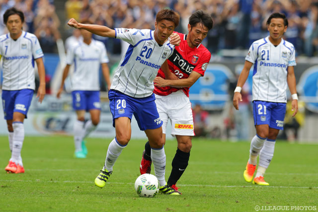 好調の長沢 駿（Ｇ大阪）には厳しいマークが【明治安田Ｊ１ 2nd 第14節 浦和vsＧ大阪】