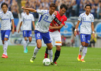 好調の長沢 駿（Ｇ大阪）には厳しいマークが【明治安田Ｊ１ 2nd 第14節 浦和vsＧ大阪】