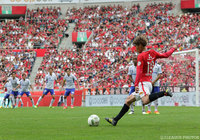 セットプレーからチャンスを演出する柏木【明治安田Ｊ１ 2nd 第14節 浦和vsＧ大阪】