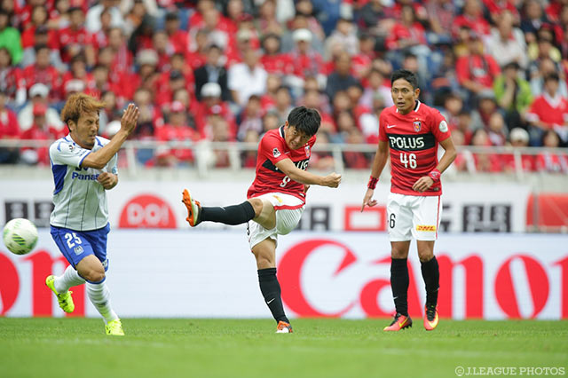 鋭いミドルシュートで2点目を突き刺した武藤 雄樹（浦和）【明治安田Ｊ１ 2nd 第14節 浦和vsＧ大阪】