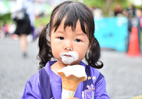 あ～美味しい！ソフトクリームを食べる広島ファンの女の子！【明治安田Ｊ１ 2nd 第14節 広島vsFC東京】