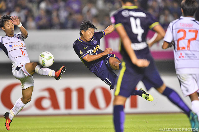 強烈なボレーシュートで相手ゴールを強襲した佐藤 寿人（広島）【明治安田Ｊ１ 2nd 第14節 広島vsFC東京】