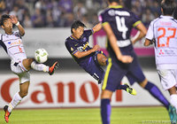 強烈なボレーシュートで相手ゴールを強襲した佐藤 寿人（広島）【明治安田Ｊ１ 2nd 第14節 広島vsFC東京】