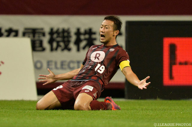 相手のミスを突き先制点を決めた渡邉 千真（神戸）【明治安田Ｊ１ 2nd 第14節 神戸vs川崎Ｆ】