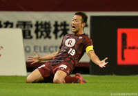 相手のミスを突き先制点を決めた渡邉 千真（神戸）【明治安田Ｊ１ 2nd 第14節 神戸vs川崎Ｆ】