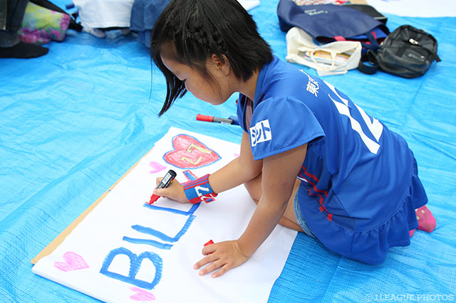 よし！これから応援だー！甲府サポーターの女の子！【明治安田Ｊ１ 2nd 第14節 甲府vs横浜FM】