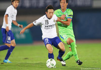 思い切り良くシュートを放った中川 寛斗（柏）【明治安田Ｊ１ 2nd 第14節 湘南vs柏】