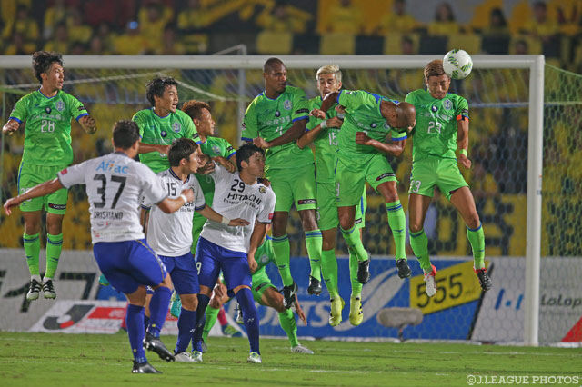 FKでゴールに迫るクリスティアーノ（柏）【明治安田Ｊ１ 2nd 第14節 湘南vs柏】