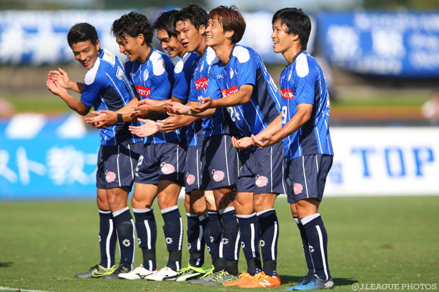 内田 航平の今季初得点で先制しゆりかごダンスを披露する水戸の選手たち【明治安田Ｊ２ 第34節 水戸vs山形】