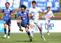 激しく競り合う白井 永地（水戸）と鈴木 雄斗（山形）【明治安田Ｊ２ 第34節 水戸vs山形】