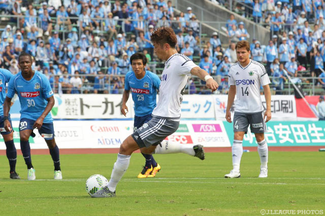 高崎 寛之がGKの逆を突くPKを決めて逆転した松本【明治安田Ｊ２ 第34節 讃岐vs松本】