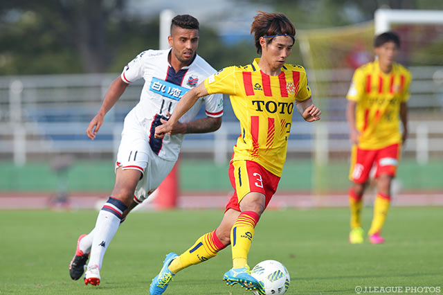 機を見た攻撃参加から果敢にゴールを狙った星原 健太（北九州）【明治安田Ｊ２ 第34節 北九州vs札幌】