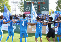 2連勝の喜びをファン・サポーターと分かち合う秋田の選手たち【明治安田Ｊ３ 第24節 秋田vs盛岡】