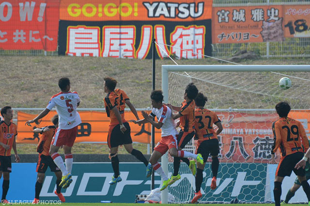 CKを頭で合わせ、リードを2点に広げた植田 龍仁朗（熊本 #5）【明治安田Ｊ２ 第34節 山口vs熊本】