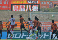 CKを頭で合わせ、リードを2点に広げた植田 龍仁朗（熊本 #5）【明治安田Ｊ２ 第34節 山口vs熊本】