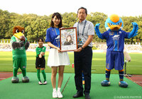 町田に来場したサトミキは今日でＪリーグ全53クラブ訪問を達成！【明治安田Ｊ２ 第34節 町田vs東京Ｖ】