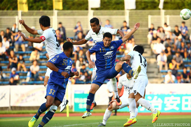 激しい空中戦を展開した両チーム【明治安田Ｊ２ 第34節 町田vs東京Ｖ】