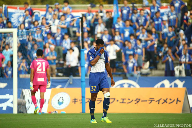26分に2枚目の警告を受けて退場となったカルフィン ヨン ア ピン（町田）【明治安田Ｊ２ 第34節 町田vs東京Ｖ】