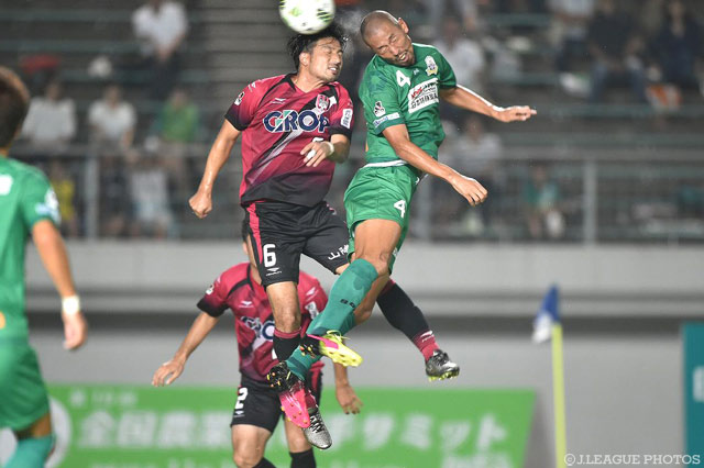 激しい競り合いを見せる岡根 直哉（岐阜）と竹田 忠嗣（岡山）【明治安田Ｊ２ 第34節 岐阜vs岡山】