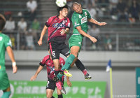 激しい競り合いを見せる岡根 直哉（岐阜）と竹田 忠嗣（岡山）【明治安田Ｊ２ 第34節 岐阜vs岡山】