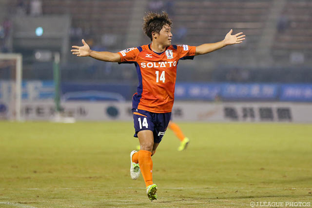 豪快なミドルシュートで追加点を挙げた白井 康介（愛媛）【明治安田Ｊ２ 第34節 愛媛vs横浜FC】