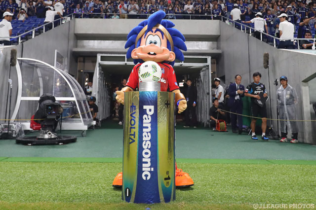 選手の入場を待つガンバボーイ【ＹＬＣ 準決勝 第1戦 Ｇ大阪vs横浜FM】