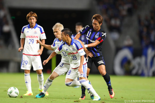 中盤では激しいボールの奪い合いが繰り広げられた【ＹＬＣ 準決勝 第1戦 Ｇ大阪vs横浜FM】