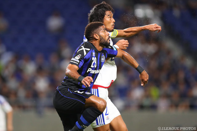 競り合うパトリック（Ｇ大阪）と中澤 佑二（横浜FM）【ＹＬＣ 準決勝 第1戦 Ｇ大阪vs横浜FM】