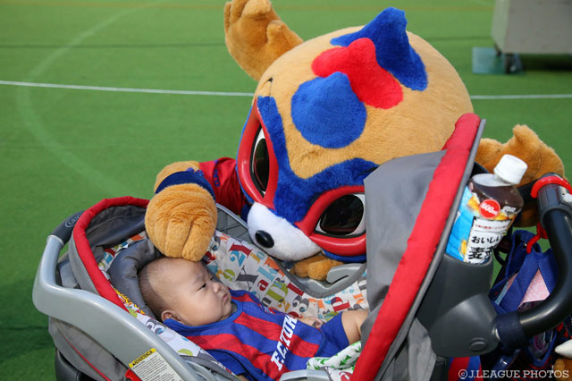 赤ちゃんをの頭をなでなでする東京ドロンパ【ＹＬＣ 準決勝 第1戦 FC東京vs浦和】