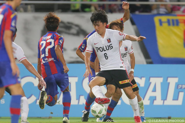 ボールをキープする遠藤 航（浦和）には激しいマークが【ＹＬＣ 準決勝 第1戦 FC東京vs浦和】