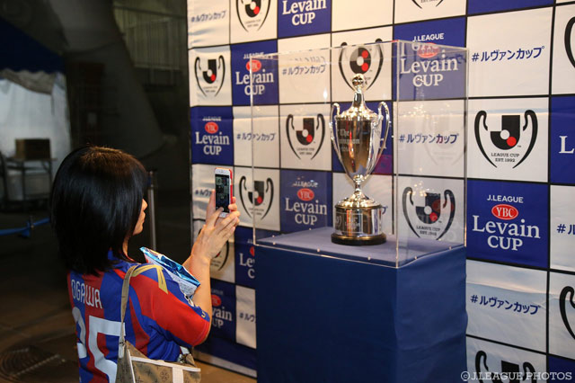 味スタにはルヴァンカップ優勝トロフィーが展示された【ＹＬＣ 準決勝 第1戦 FC東京vs浦和】