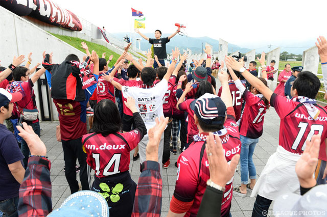 目前に広がる未知の世界へ飛び込むために。岡山のアウェイデイズは活気に満ち溢れる【明治安田Ｊ２ 第35節 松本vs岡山】