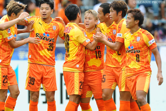 ミスを突き今季14点目となるゴールを決めた大前 元紀（清水）【明治安田Ｊ２ 第35節 清水vs町田】