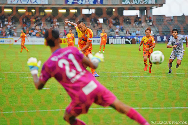 自ら得たPKを豪快に蹴りこんだ鄭 大世（清水）【明治安田Ｊ２ 第35節 清水vs町田】